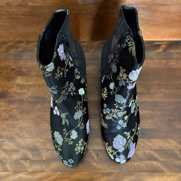 Bar III Gatlin Women's Round Toe Ankle Boots Black Versailles Flowers Size 8 - Picture 2 of 7